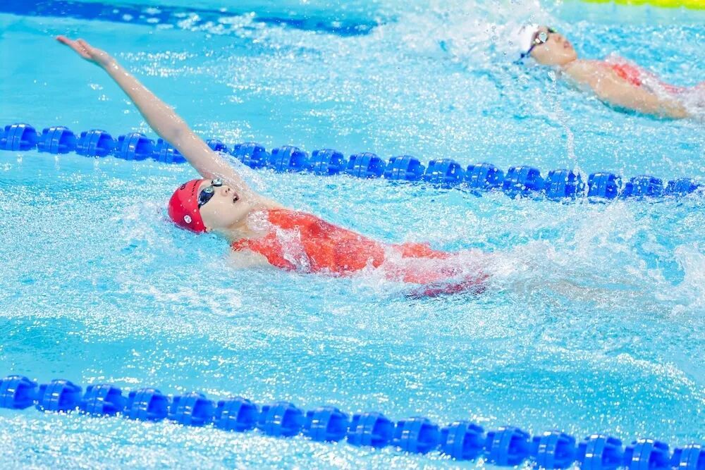 11日晚的全运会仰泳100米半决赛,万乐天在比赛中。