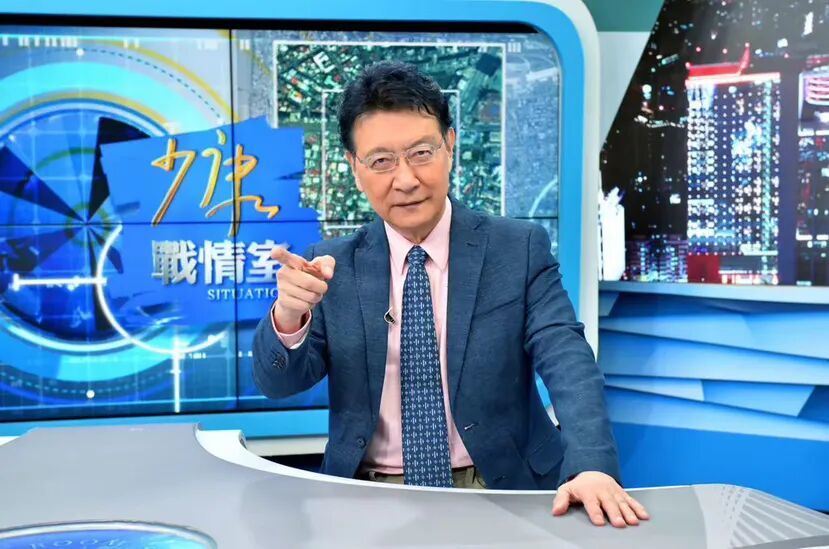 ▎台湾“蓝营”名嘴赵少康正在主持政论节目《少康战情室》(图源:海峡导报)