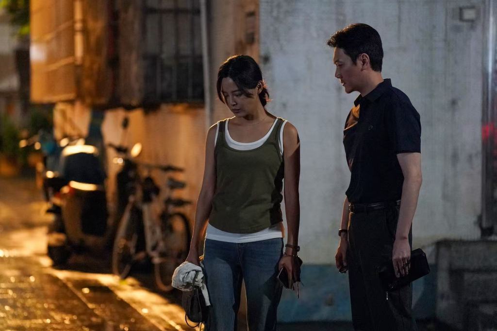 辛芷蕾饰演美云,冯绍峰饰演其峰