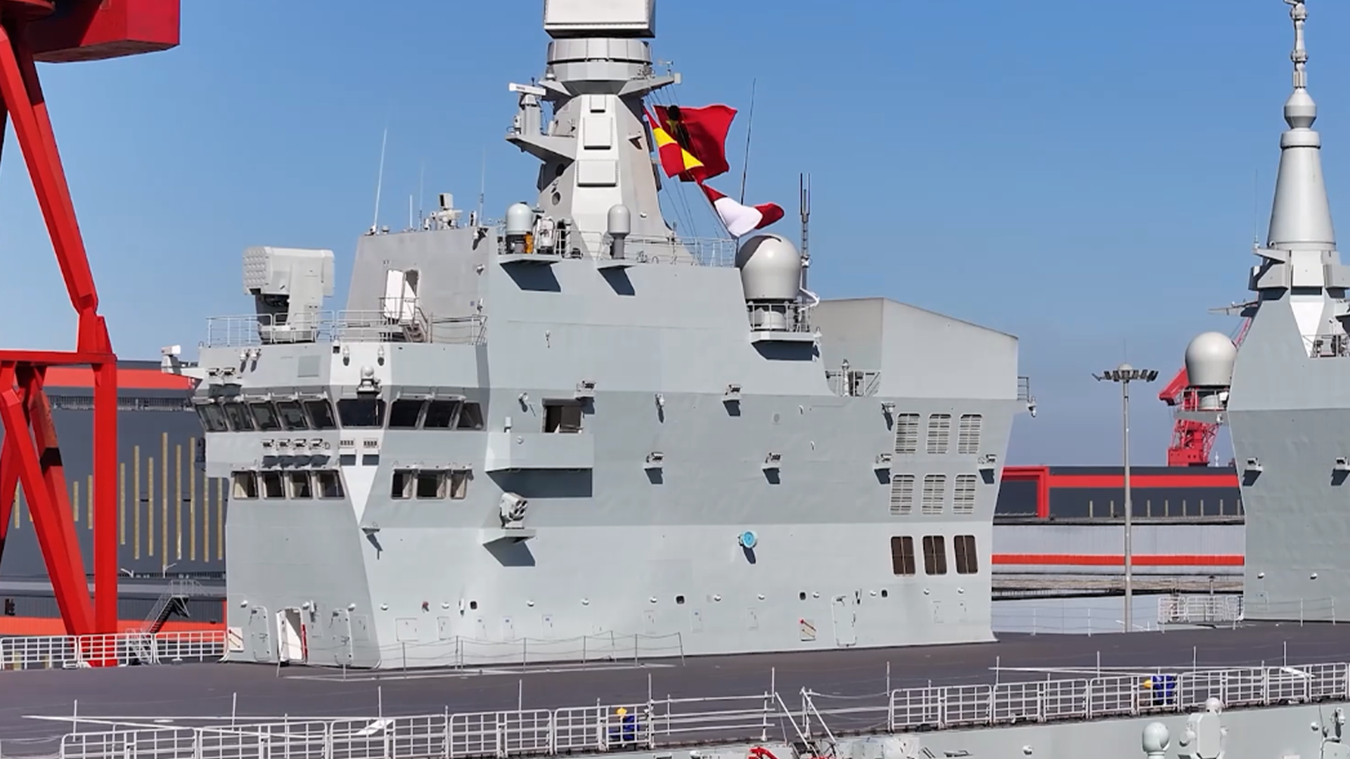 海军四川舰开展首次航行试验