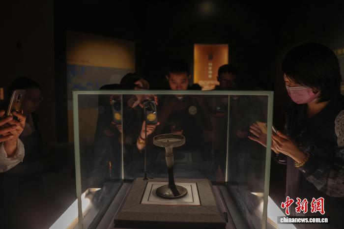 游客在南昌汉代海昏侯国遗址博物馆参观展出的“南昌”铭文青铜灯(资料图)。刘力鑫 摄