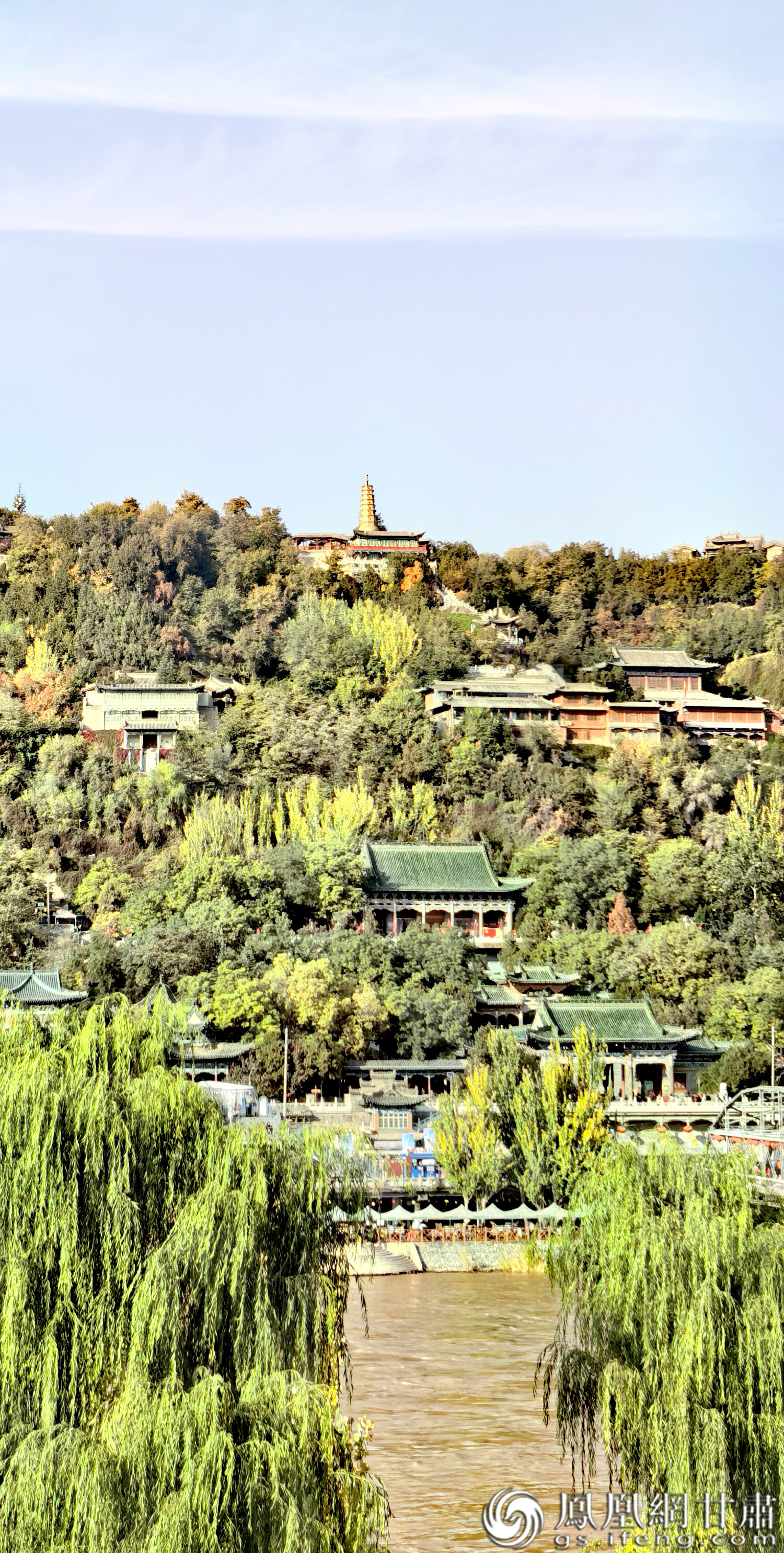 兰州白塔山郁郁葱葱的植被与古朴典雅的建筑相映成趣　王岳　摄