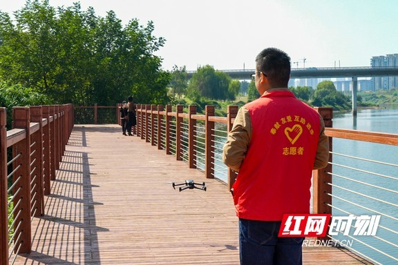 水利局工作人员正在浏阳河风光带边上操作无人机巡河.marked.jpg