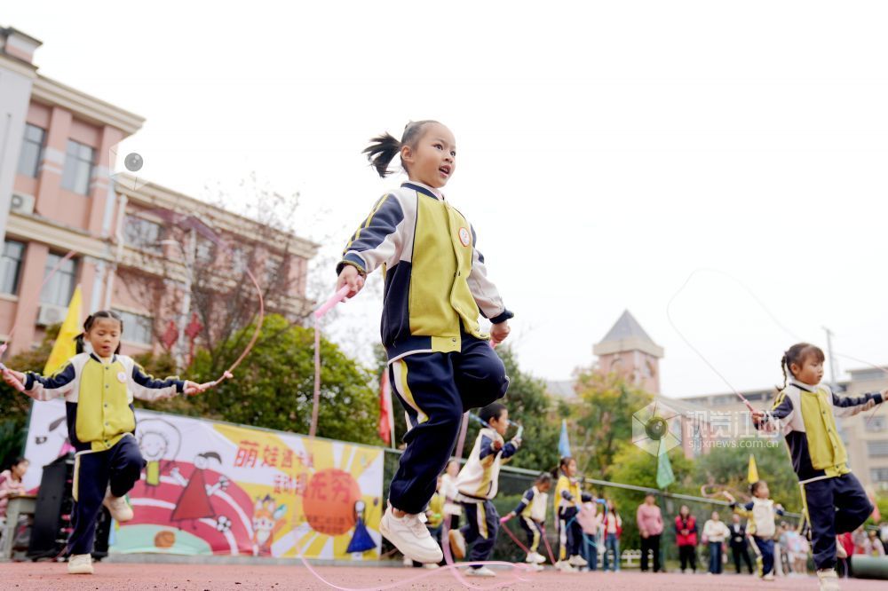 11月11日,一场以“萌娃遇卡通 运动趣无穷”为主题的亲子运动会在江西省宜春市上高县第二幼儿园举行。