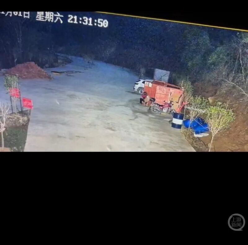 1日晚朱某曾坐在板凳上许久，之后便消失在监控画面中。受访者供图