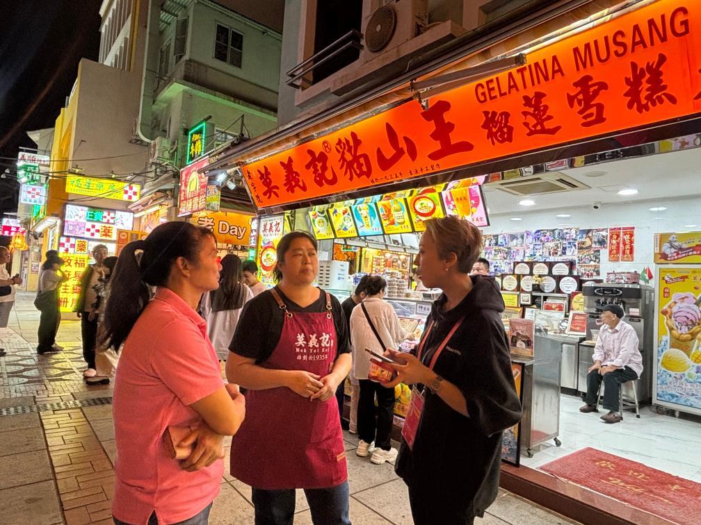 梁葵枝（左）接受記者採訪。新華社記者 李春宇 攝