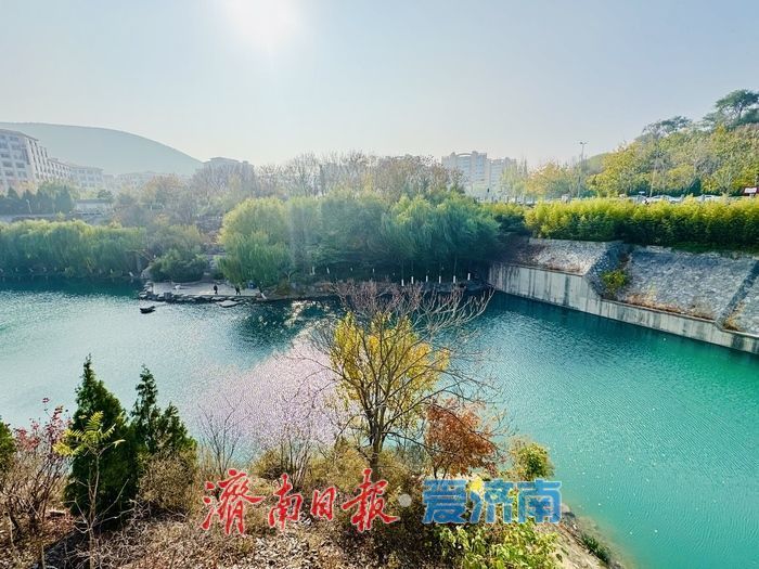 一年四季 泉在济南丨历阳湖碧水映天 成泉城“天然取景框”