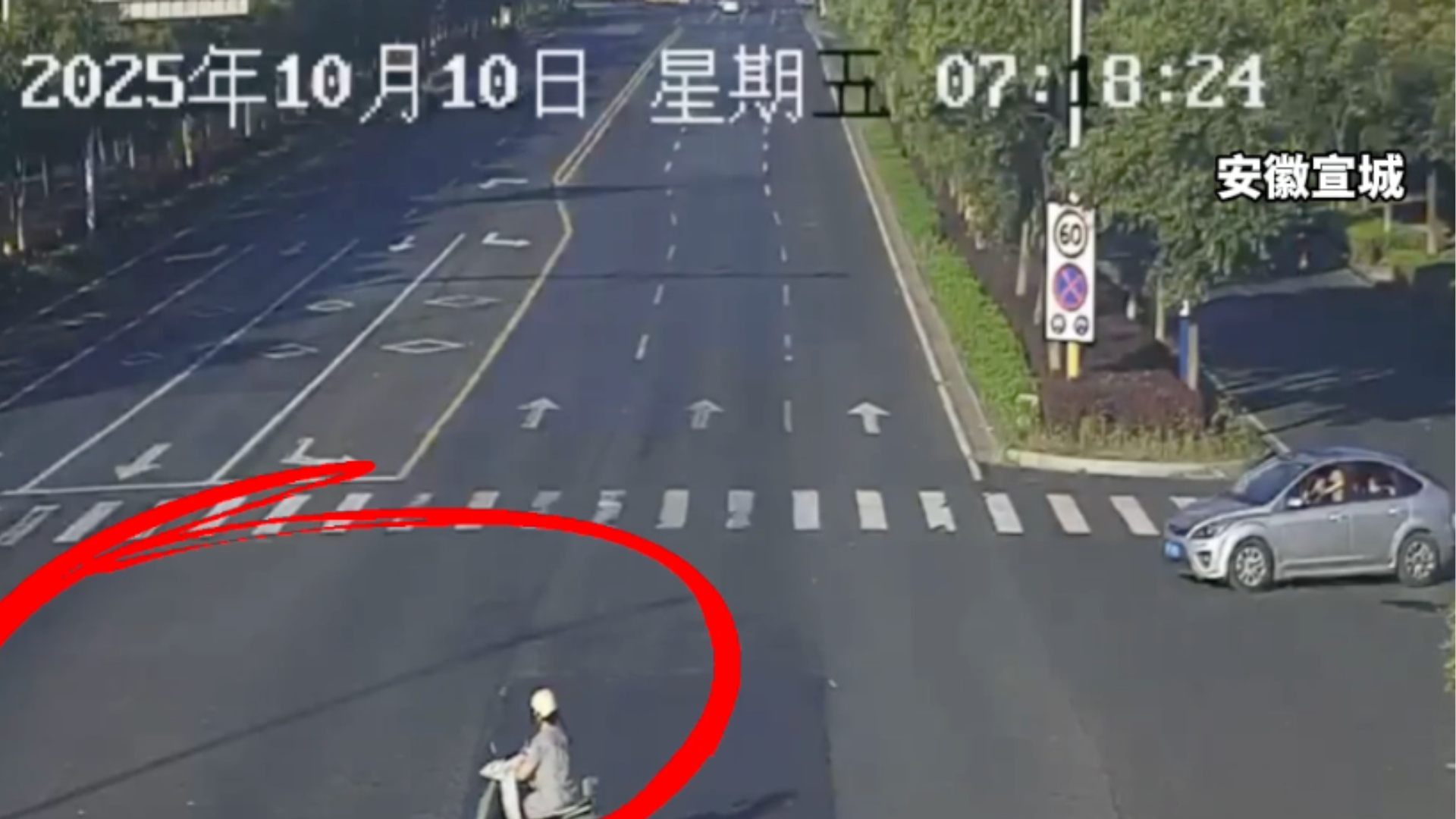 安徽宣城一电动车闯红灯被撞负全责