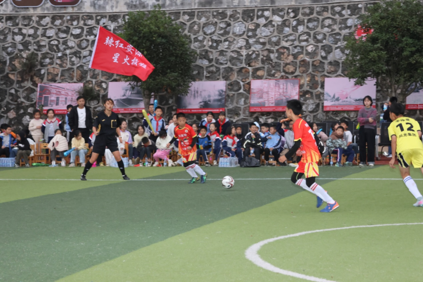 江西省萍乡市安源区“辣红安源 星火校超”足球联赛比赛现场。安源区委宣传部供图