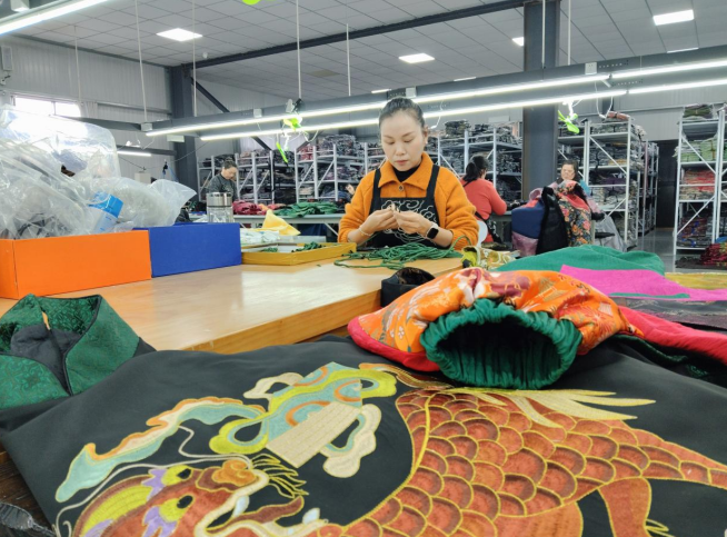 从“国潮热”到“国际范”！睢宁“现代绣娘”织就时代答卷