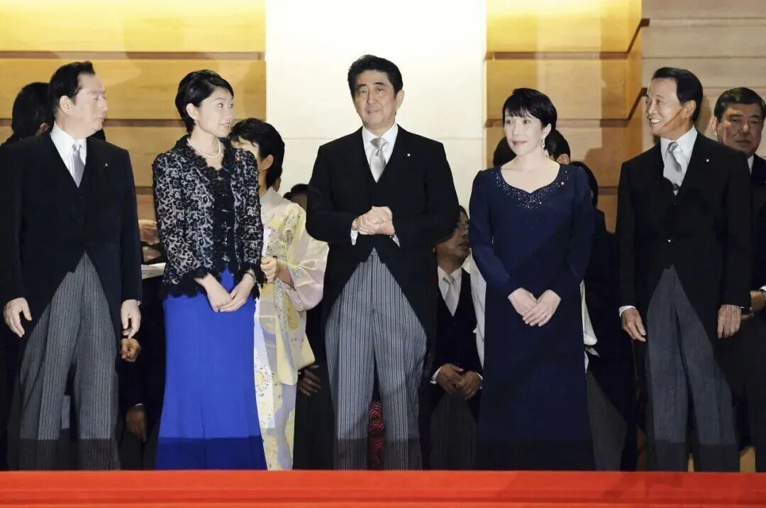 ▎2014年9月3日,日本东京,加入内阁的高市早苗(前排右二)在首相官邸与时任首相安倍晋三(中)合影。(图源:视觉中国)