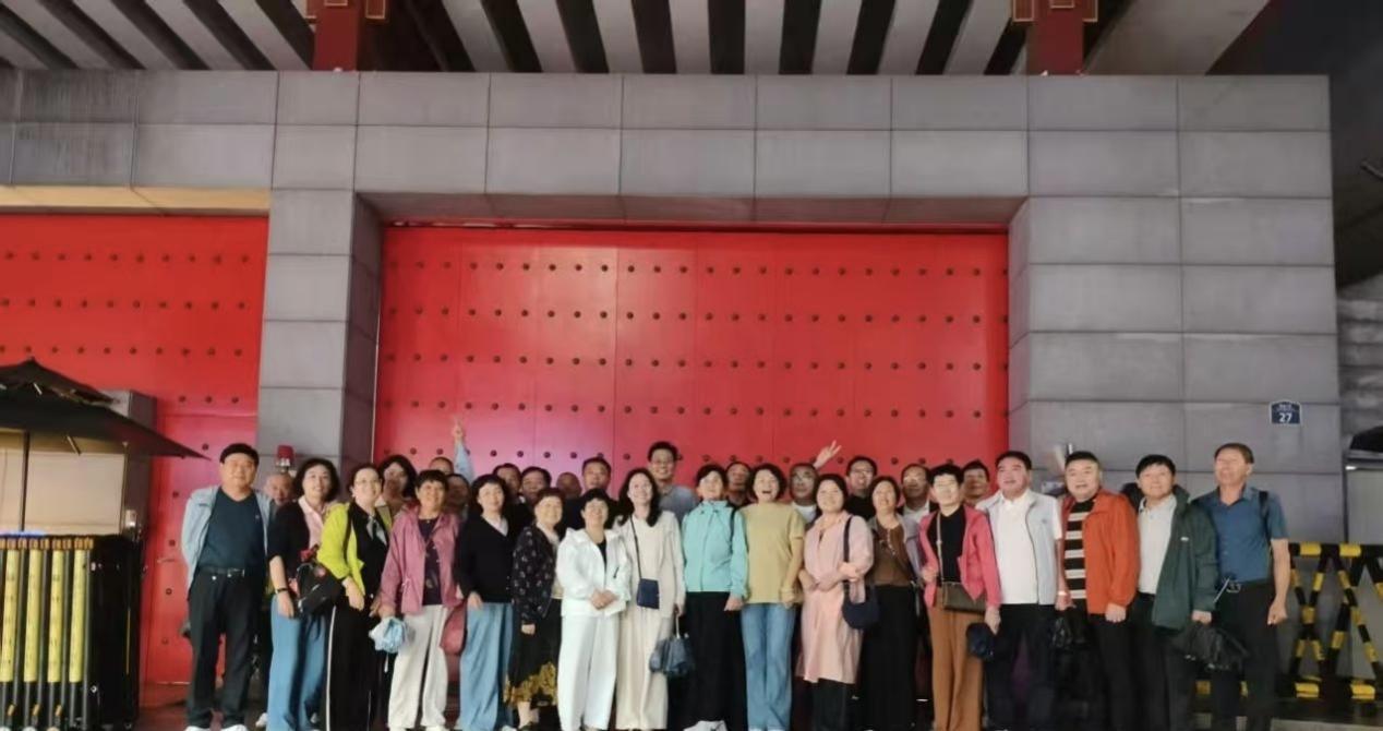 商会会长在韩国考察期间，在中华人民共和国驻韩国大使馆留影