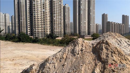 天祥混凝土有限公司厂区露天堆放的物料。