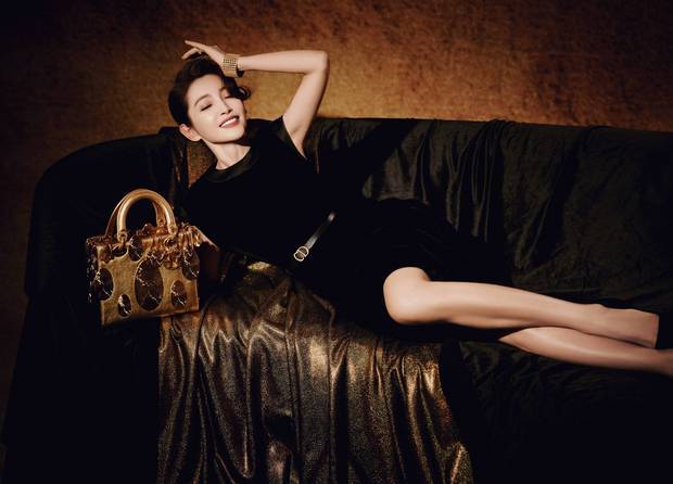 李冰冰穿黑色丝绒连衣裙，姿态慵懒。