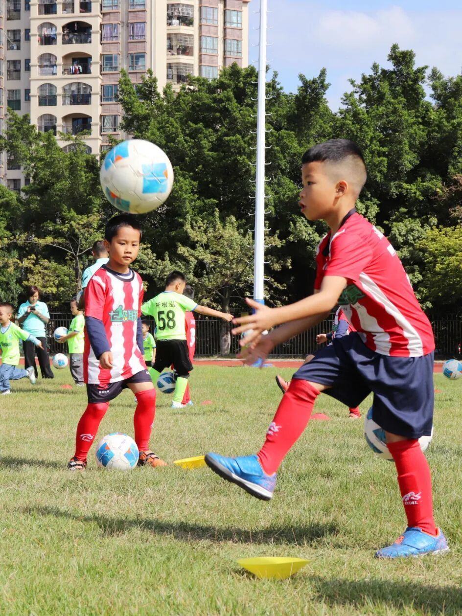 教练在2号五人制球场带领学员学习足球基础技巧