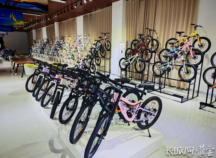 泰洲智造产业园一展厅内的河北强久集团生产的成人自行车和童车产品。通讯员 李国军 供图