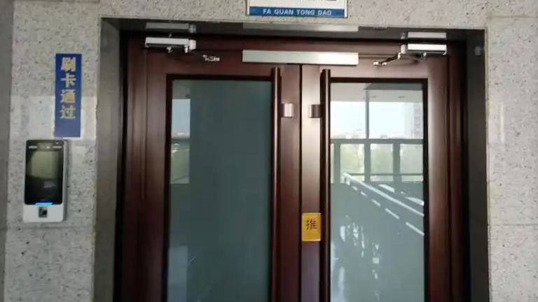 新华视评：乡镇政府“门禁”拦住的是群众，挡住的是人心