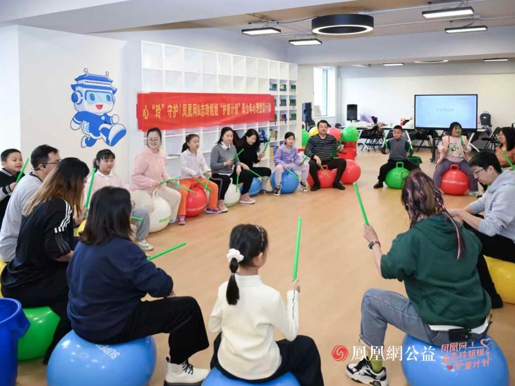 家长与孩子围坐成圈，共同参与鼓乐互动