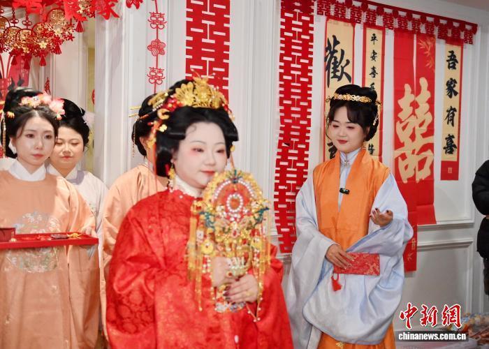 11月9日，吉林长春，任鸿洋(右)在主持出阁礼。中新社记者 张瑶 摄