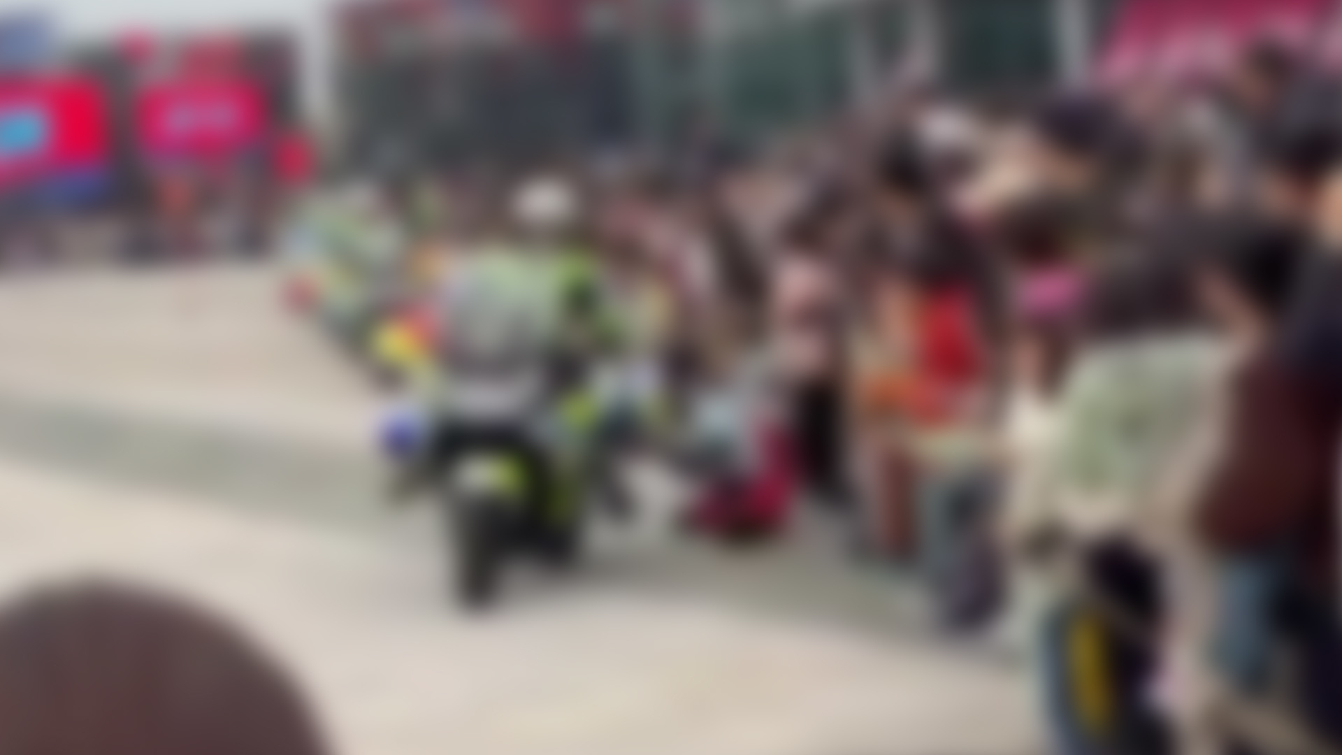 苏州警方通报“骑警公开技能展示时操作失误撞倒3名观众”：事发后涉事队员未能及时关注被擦碰人员，已批评教育，向伤者诚恳致歉并妥善做好安抚和后续赔偿工作