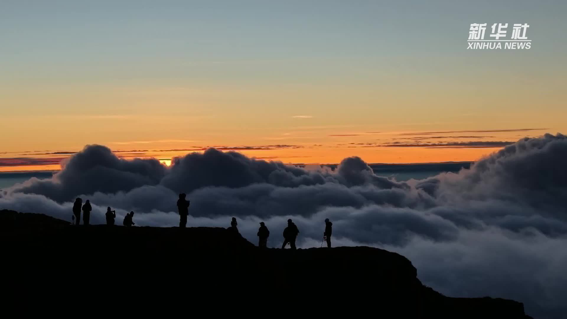 昆明轿子山：星空云海共绘自然奇观