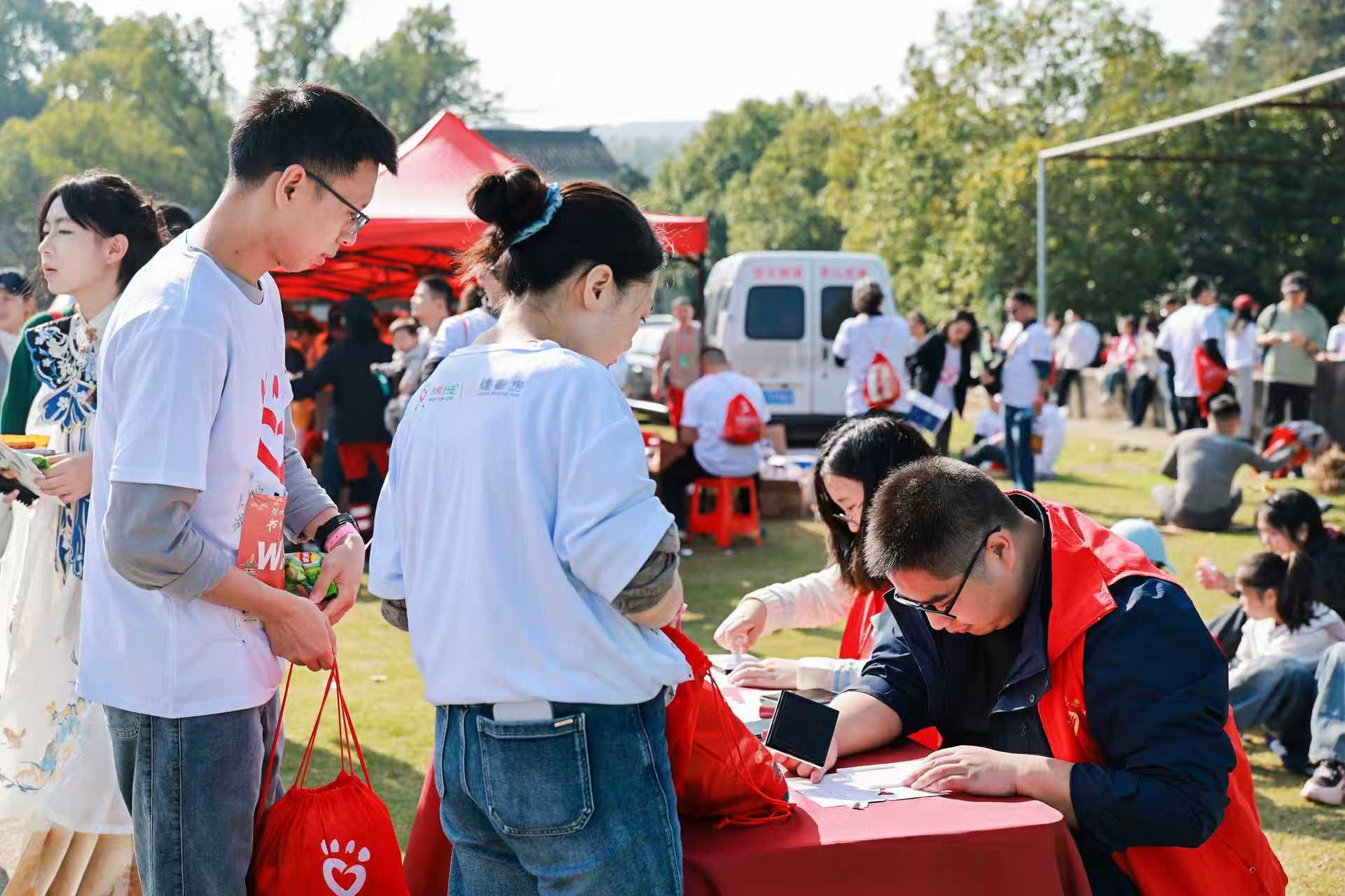 无锡滨湖区：书香有伴，为爱行走！