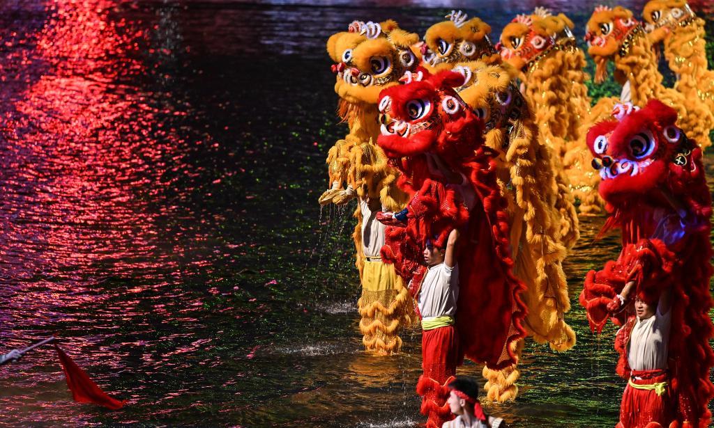 11月9日，演員在開幕式現場表演。新華社記者 鄧華 攝