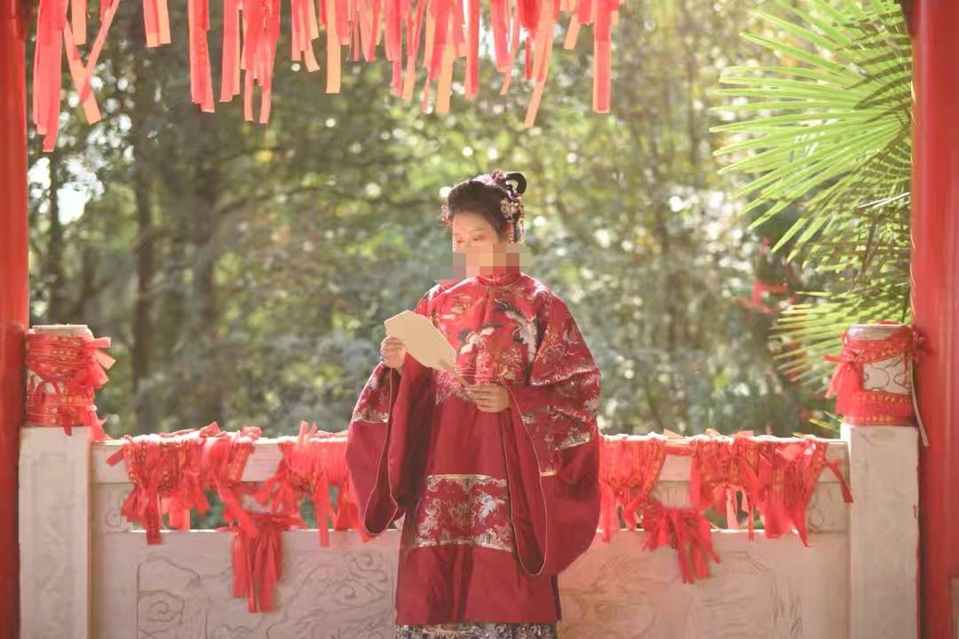 程女士的原照片。