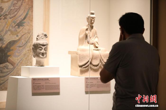 11月9日，在高雄举行的“华彩万象——石窟艺术沉浸体验”展吸引民众观赏。中新社记者　朱贺　摄