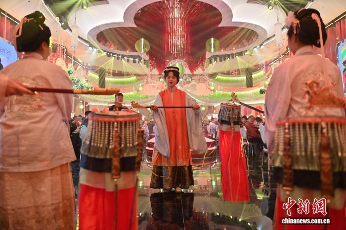 11月9日，吉林长春，任鸿洋(中)在彩排婚礼流程。中新社记者 张瑶 摄