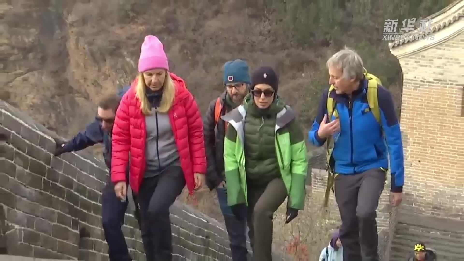 河北承德：西班牙节目摄制组在金山岭感受中国长城之美