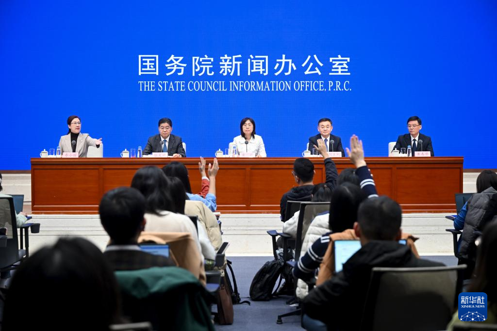 10月30日，国务院新闻办公室举行新闻发布会，请全国人大常委会法工委副主任黄薇、司法部副部长胡卫列、教育部政策法规司司长张文斌、国家网信办网络法治局负责人黄春华介绍法治宣传教育法及全民普法工作有关情况，并答记者问。新华社记者　陈晔华　摄