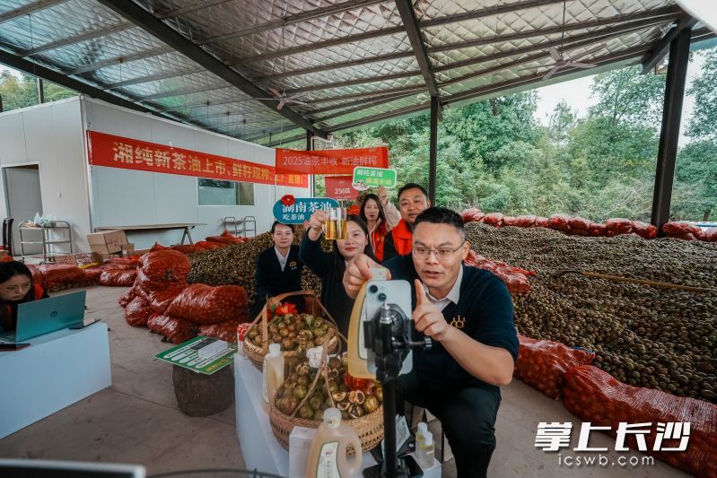 湘纯茶油工作人员正在直播带货。