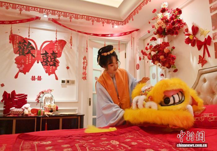 11月9日，吉林长春，任鸿洋在准备婚礼备品。中新社记者 张瑶 摄