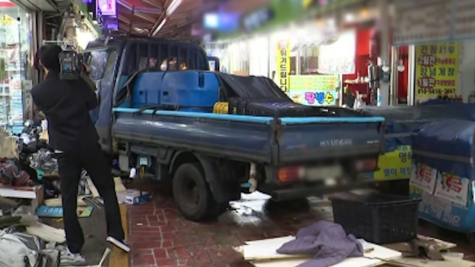 韩国一货车暴冲市场酿2死18伤 司机称“车辆突然加速”倒车28米后直冲150米