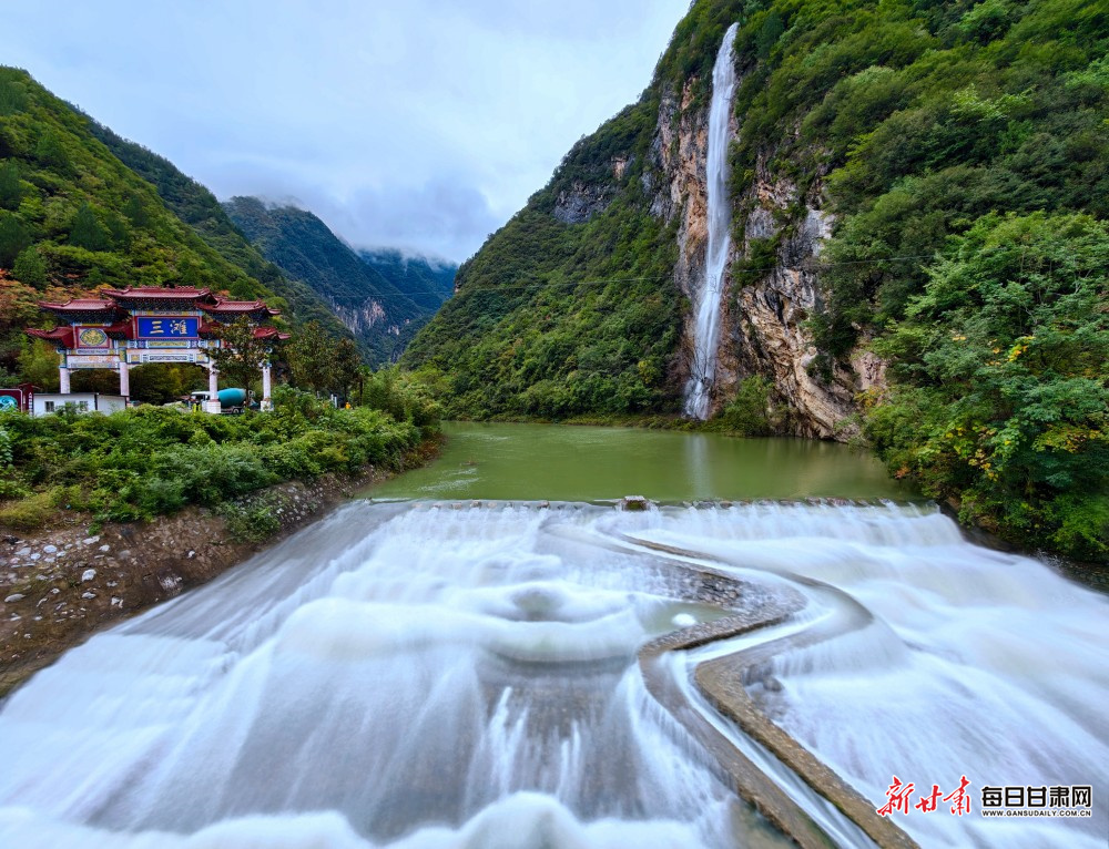 徽县嘉陵江大峡谷山水 重庆老摄影家协会主席 廖国伟 摄