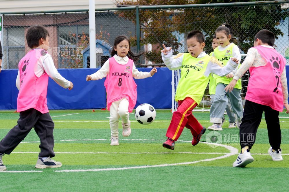 11月11日,一场以“萌娃遇卡通 运动趣无穷”为主题的亲子运动会在江西省宜春市上高县第二幼儿园举行。