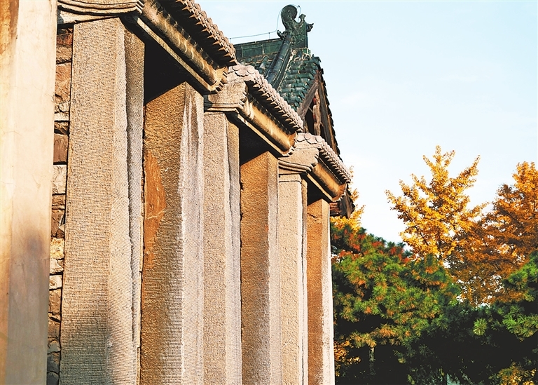 11月9日，卫辉古运河旁潞简王墓秋色怡人。 记者 陈晓东 摄