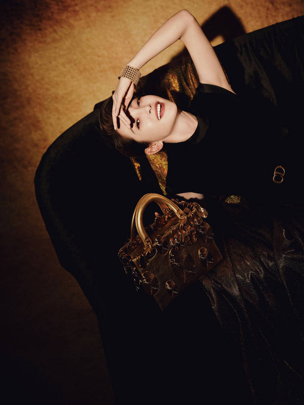 李冰冰笑容明媚，美艳动人。