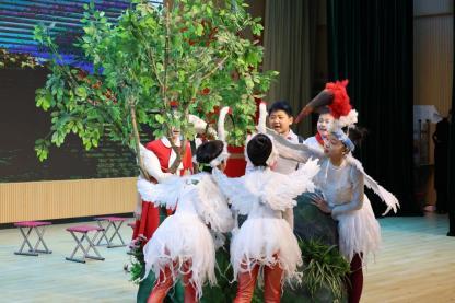 西安高新區第十六小學學生表演《我有一個‘鳥’爸爸》