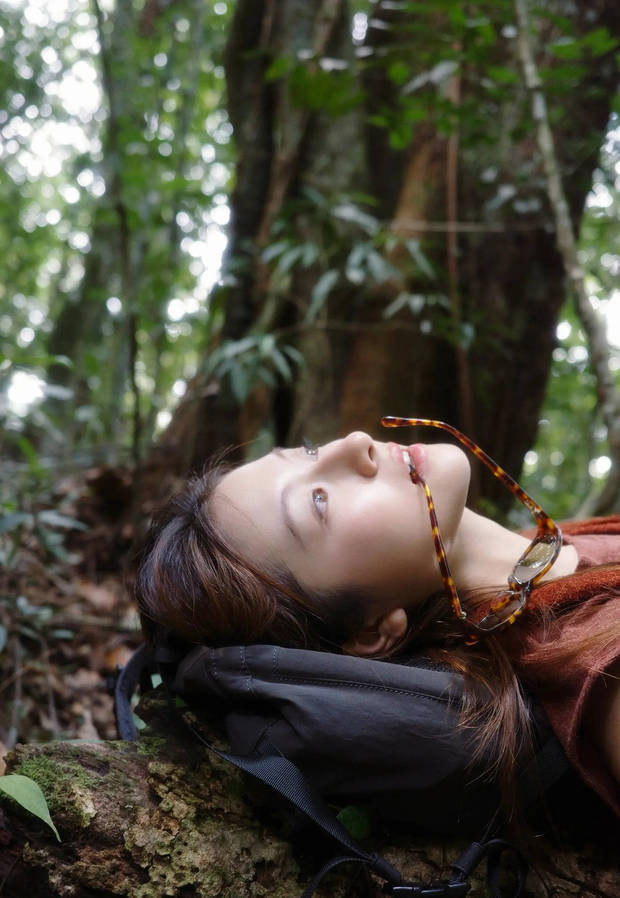 李兰迪的五官非常精致。