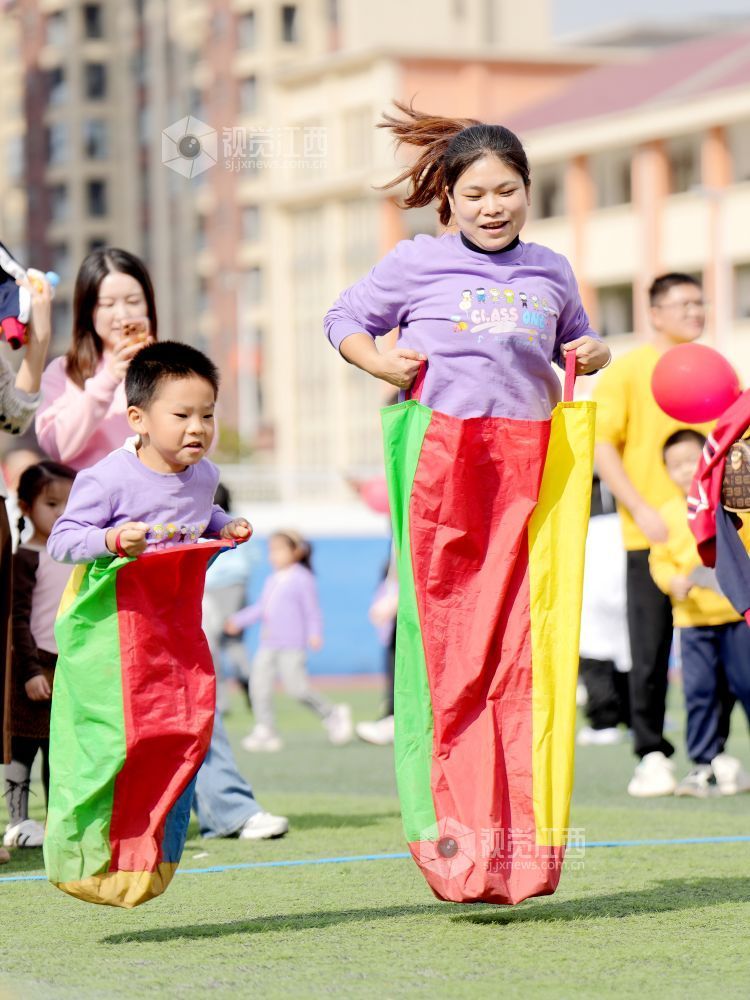 11月13日，一场以“欢乐总动员 亲子向前冲”为主题的亲子趣味运动会在江西省宜春市上高县第八幼儿园举行。