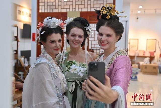 11月9日,吉林长春,几位德国女士身着精美汉服拍摄照片。 中新社记者 张瑶 摄