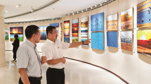 主题摄影美术作品展在位于北京市的中国文艺家之家展览馆举办。郑春生 摄