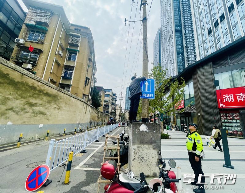 民主西街口设置单行道标识。