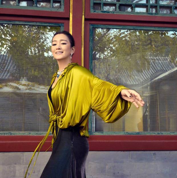 巩俐笑容浅浅。