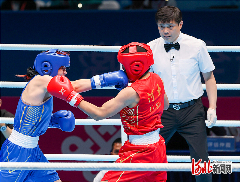11月12日,河北运动员禹立赛(左)在决赛中。当日,在第十五届全运会女子拳击66公斤级决赛中,禹立赛获得金牌。 河北日报记者 耿 辉摄