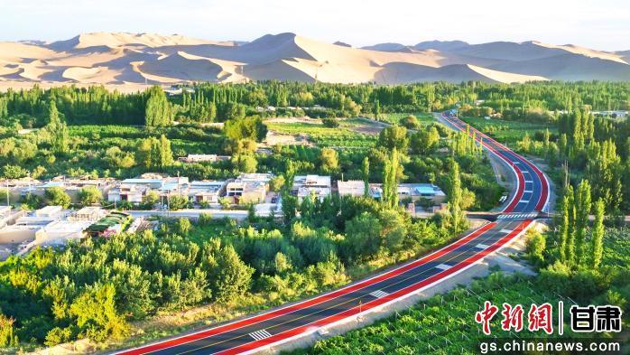 图为敦煌鸣沙山景观大道（资料图）　敦煌市委宣传部供图