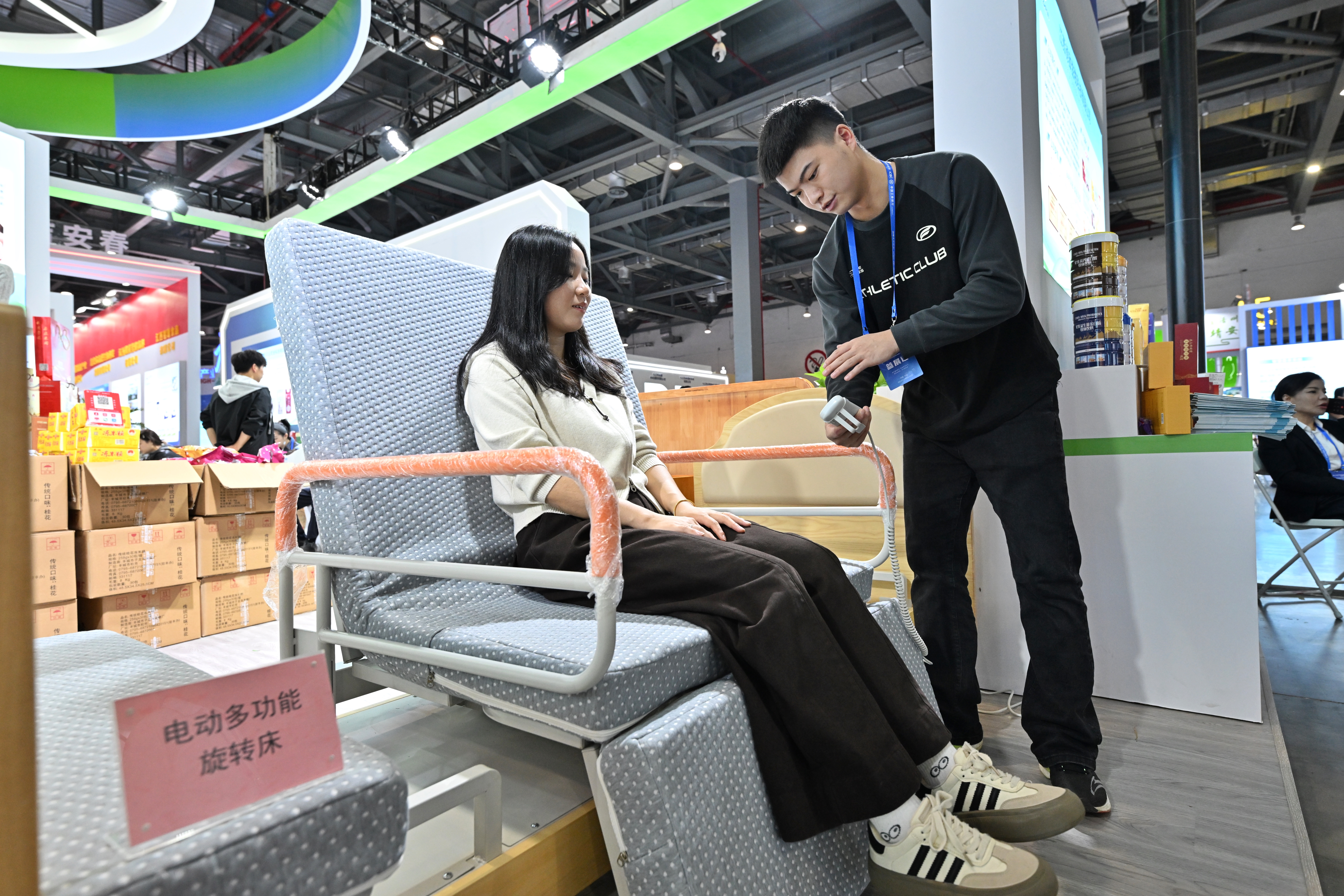 ▲市民体验电动多功能旋转床。