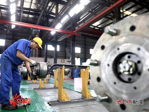 8月21日，江西分宜驱动科技股份有限公司数字化生产车间内，工人正在生产工程机械驱动桥部件。 大江网视觉江西 袁建兵 摄